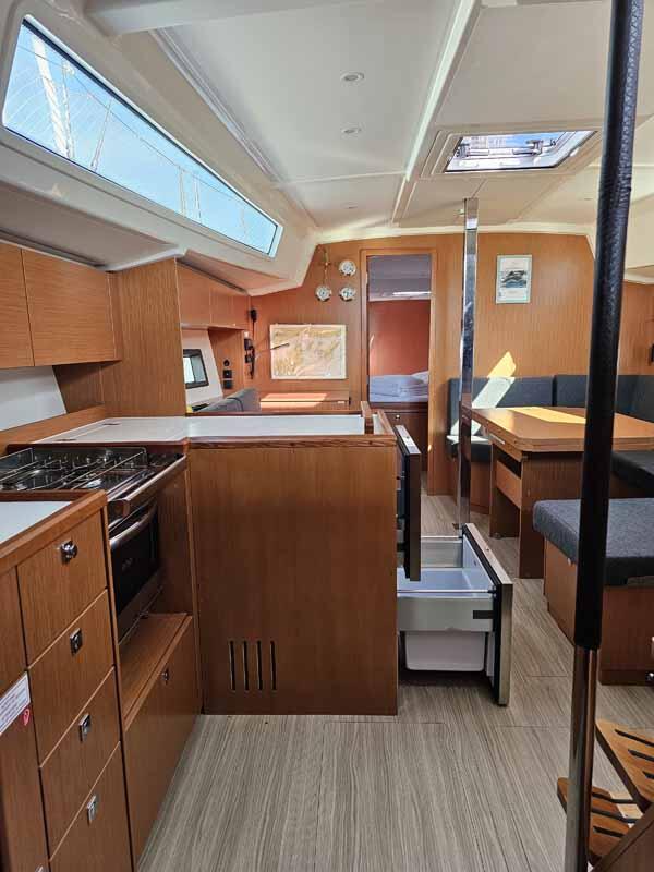 Sailing yacht 