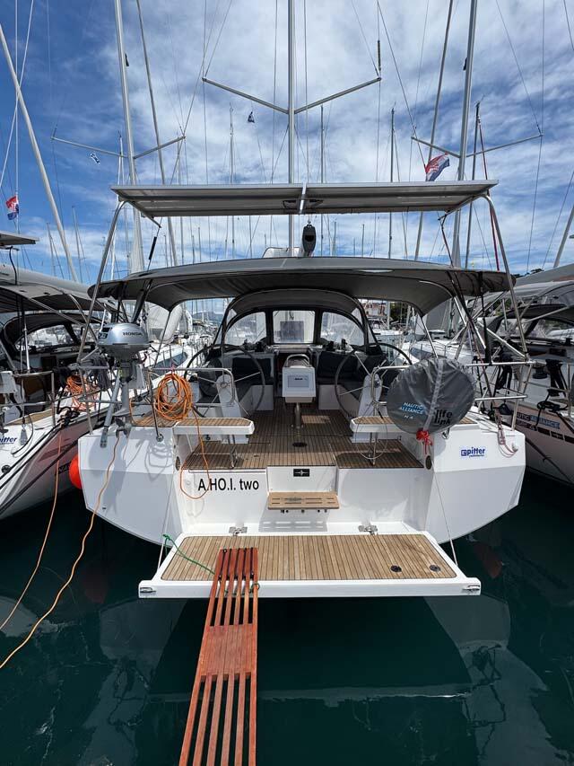 Sailing yacht 