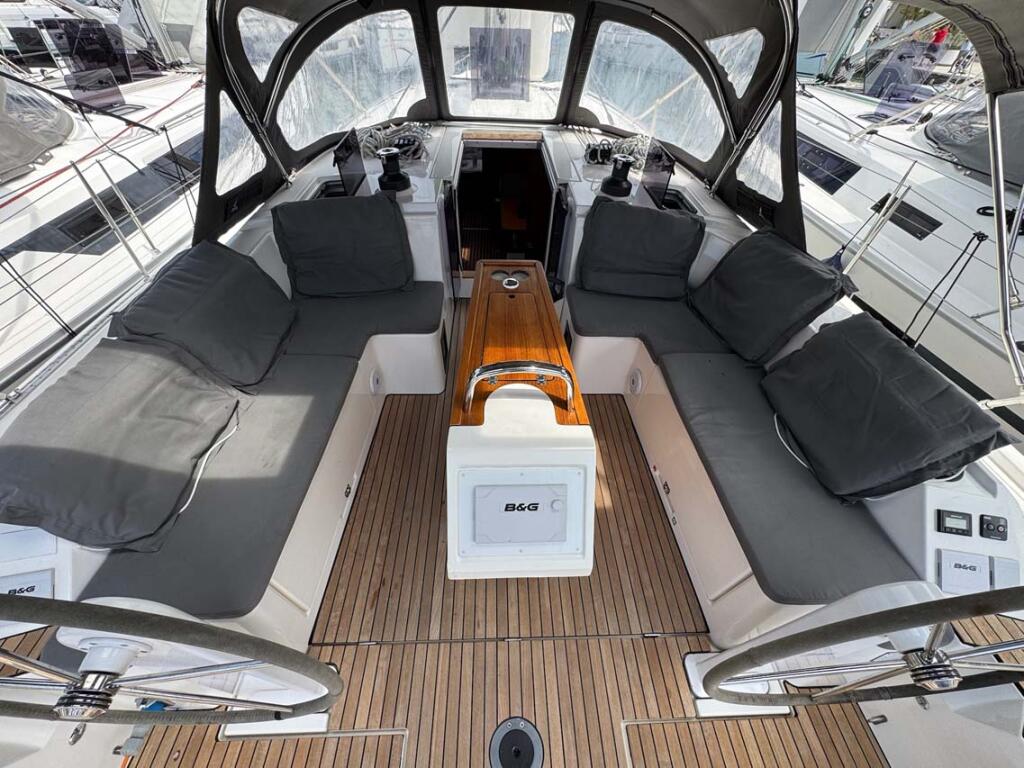 Sailing yacht 