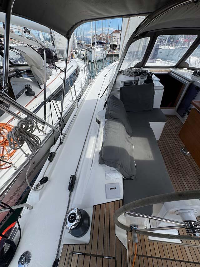 Sailing yacht 