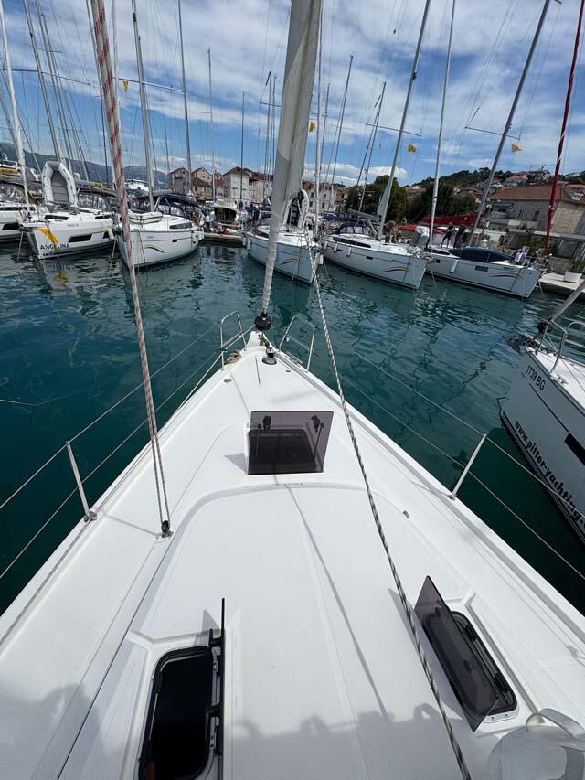 Sailing yacht 