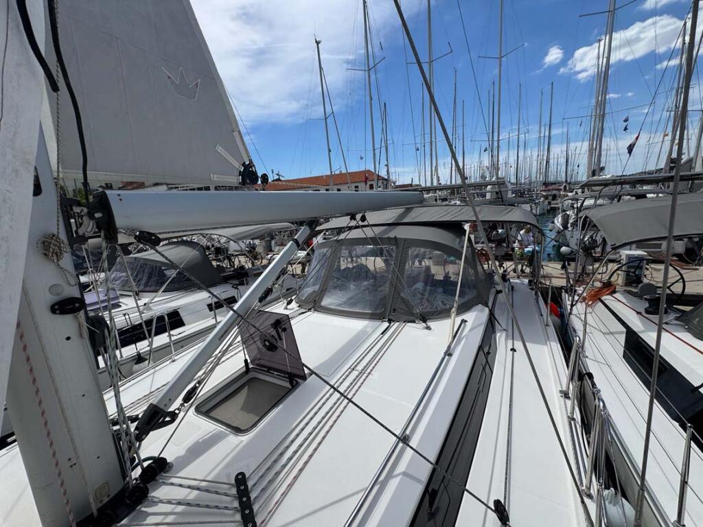 Sailing yacht 