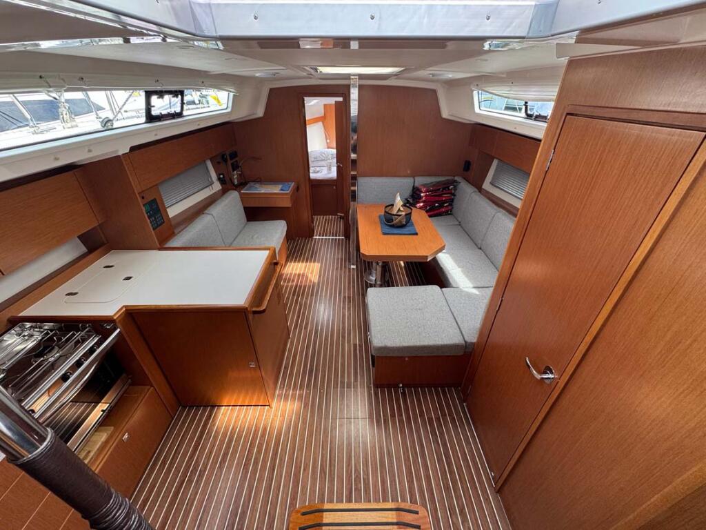 Sailing yacht 