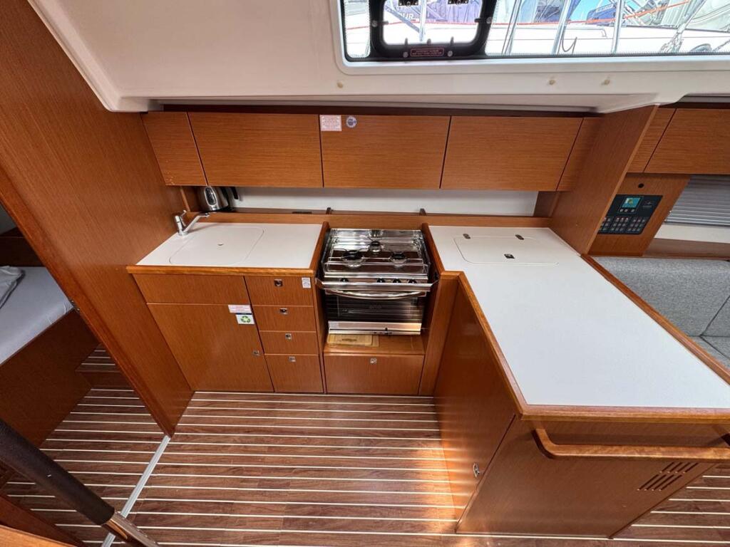 Sailing yacht 