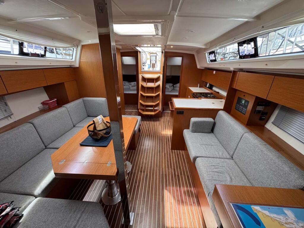 Sailing yacht 
