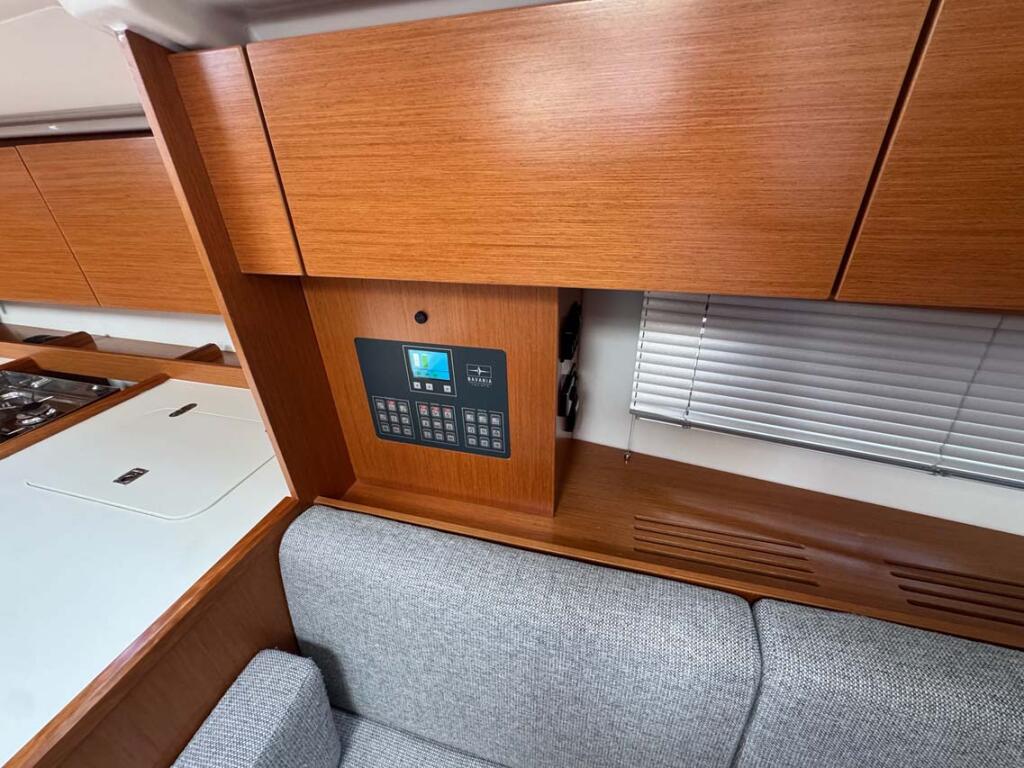 Sailing yacht 