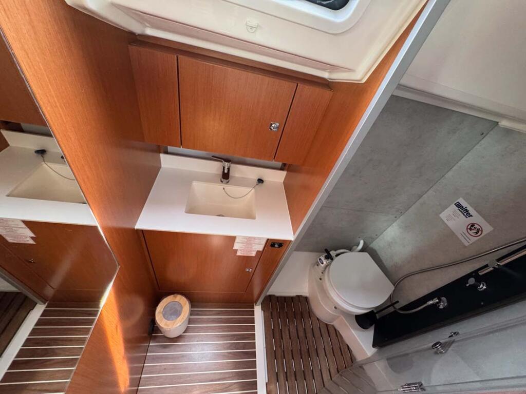 Sailing yacht 