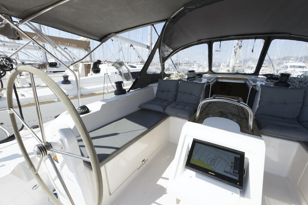Sailing yacht 