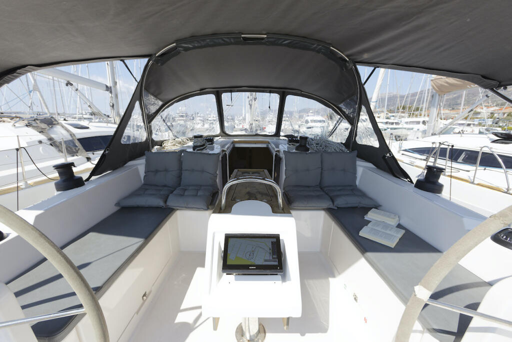 Sailing yacht 