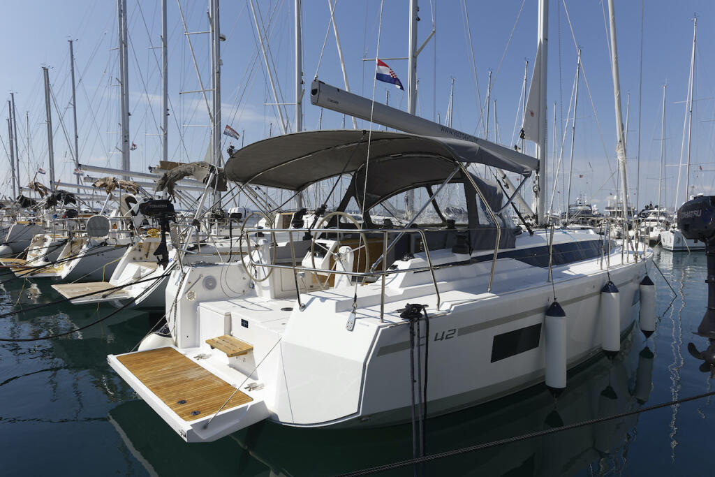 Sailing yacht 