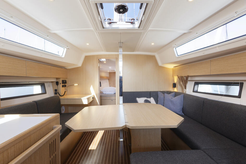 Sailing yacht 