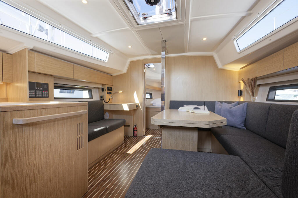 Sailing yacht 