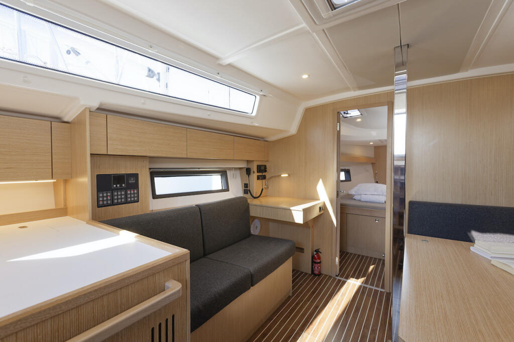 Sailing yacht 