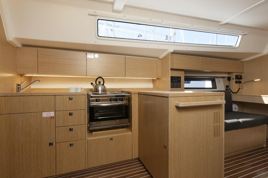 Sailing yacht 