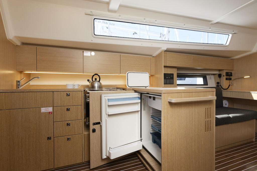 Sailing yacht 