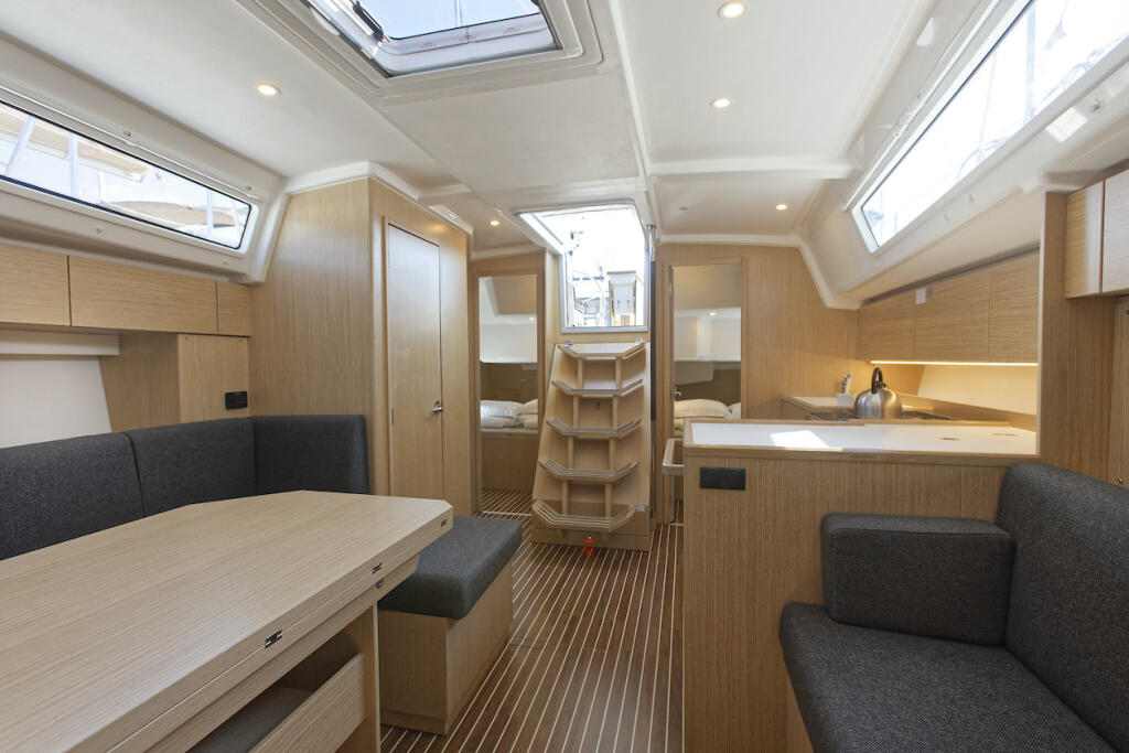 Sailing yacht 