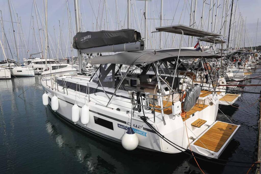 Sailing yacht 
