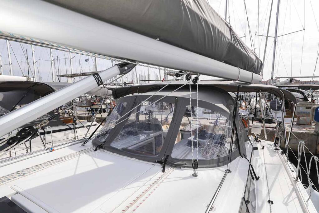 Sailing yacht 