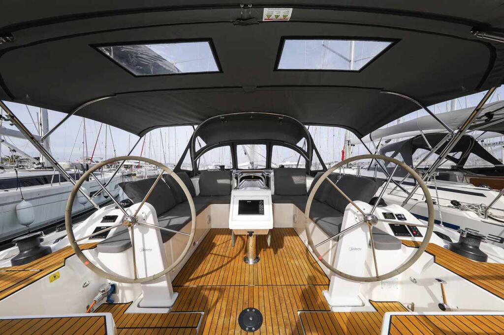 Sailing yacht 