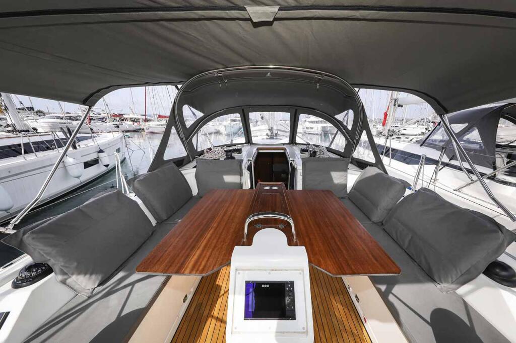 Sailing yacht 