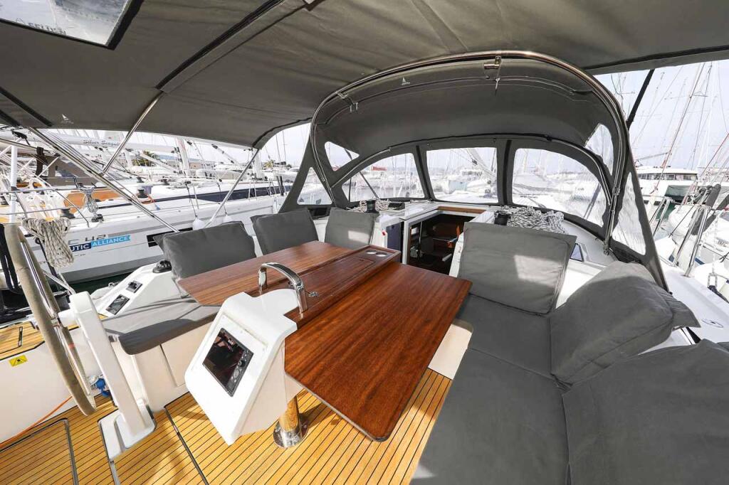 Sailing yacht 
