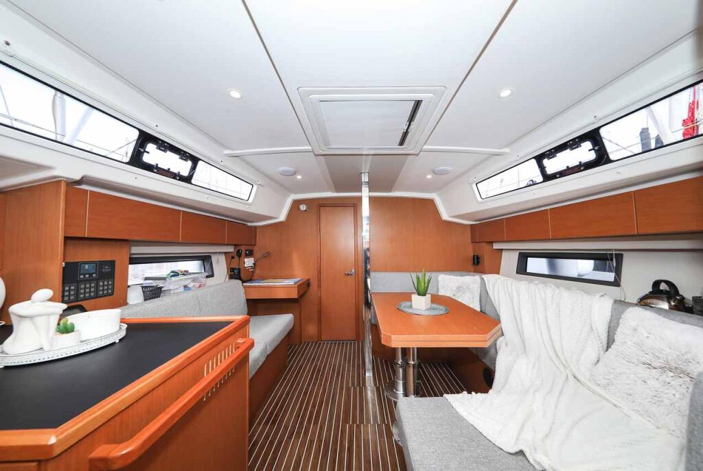 Sailing yacht 