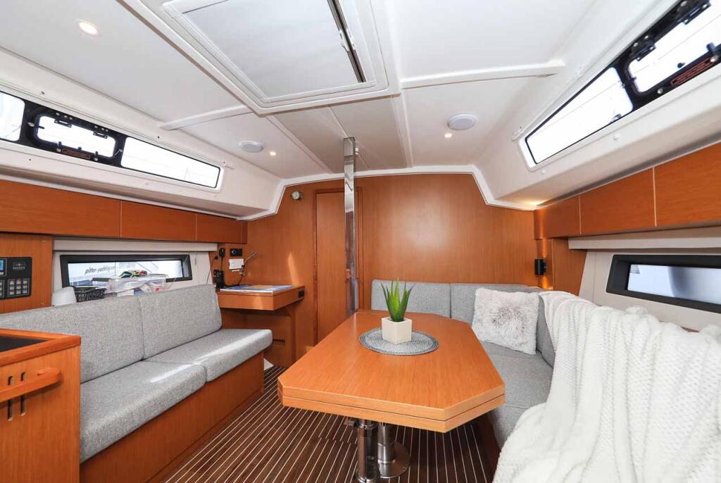 Sailing yacht 