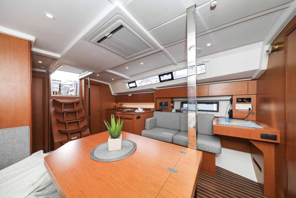 Sailing yacht 