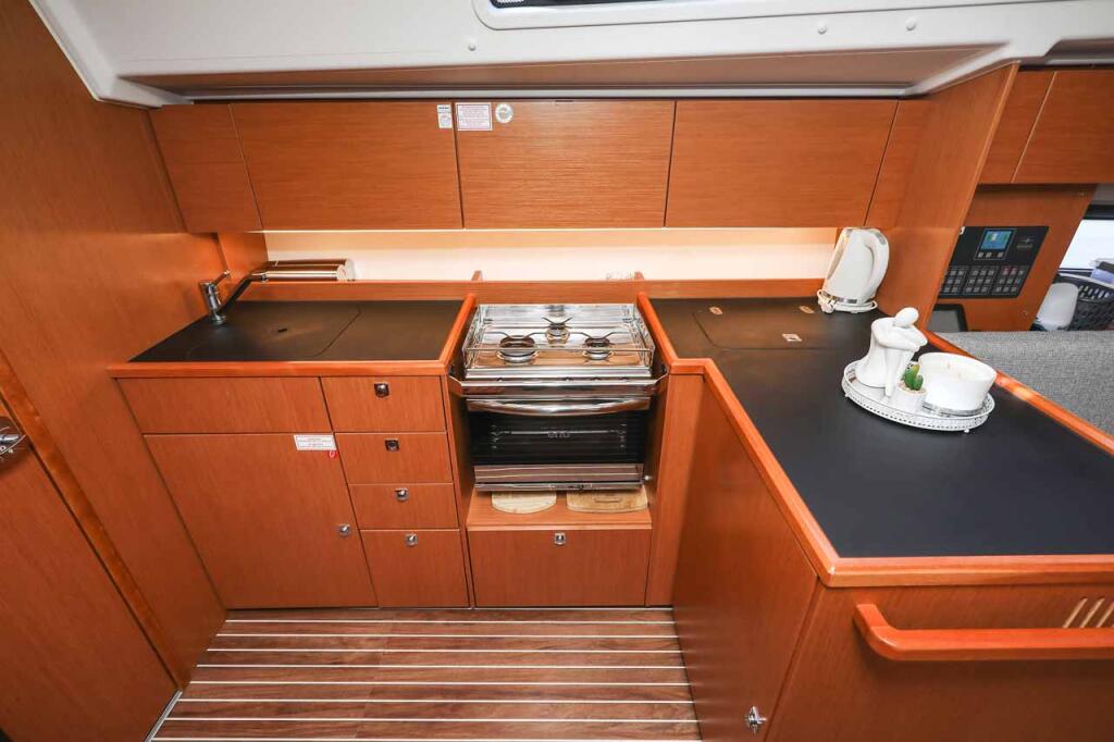 Sailing yacht 