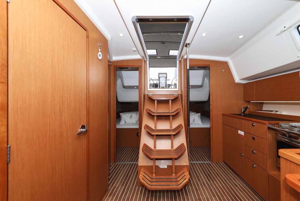 Sailing yacht 