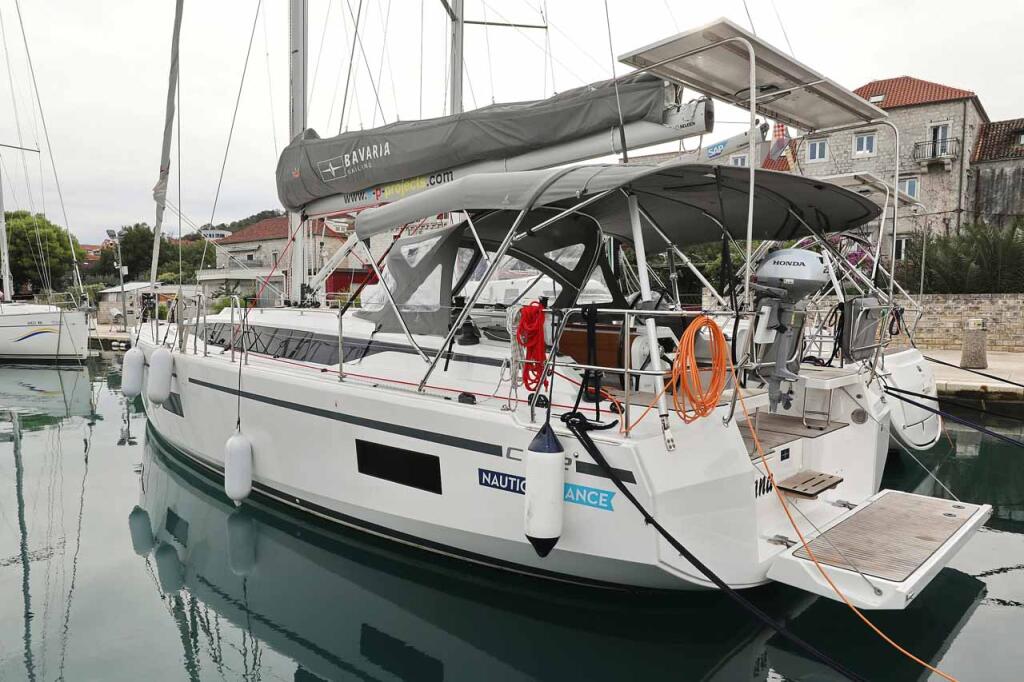 Sailing yacht 