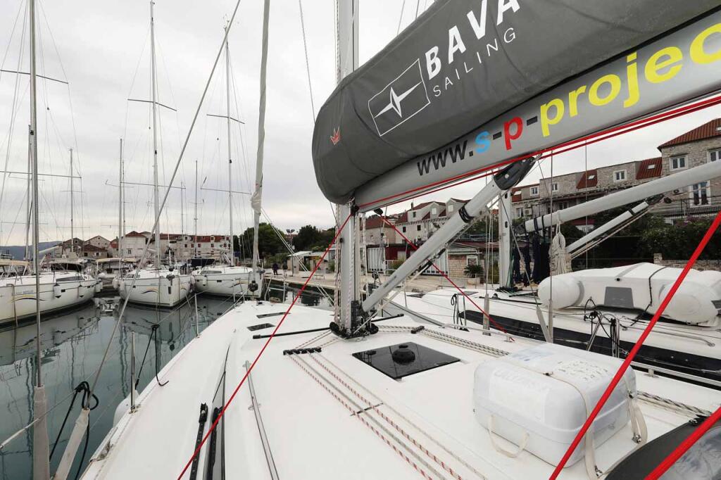 Sailing yacht 
