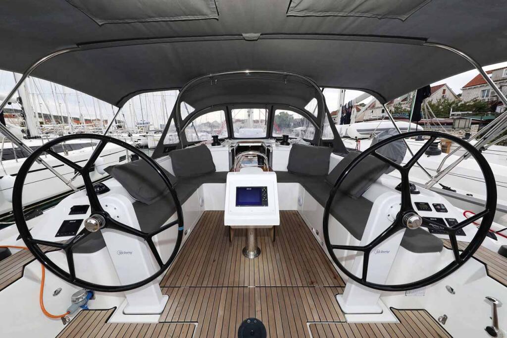 Sailing yacht 