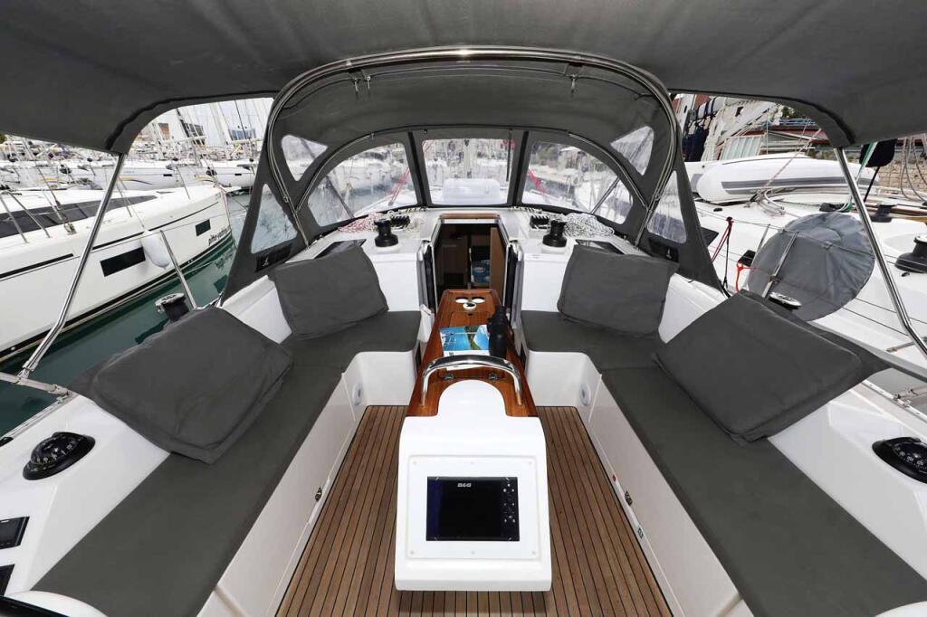 Sailing yacht 