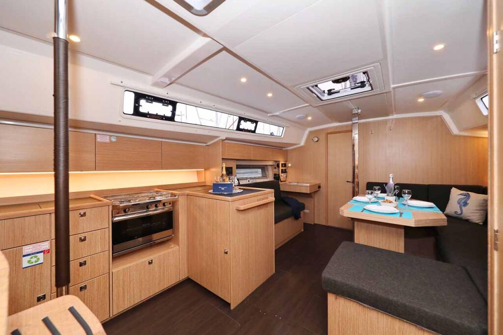 Sailing yacht 