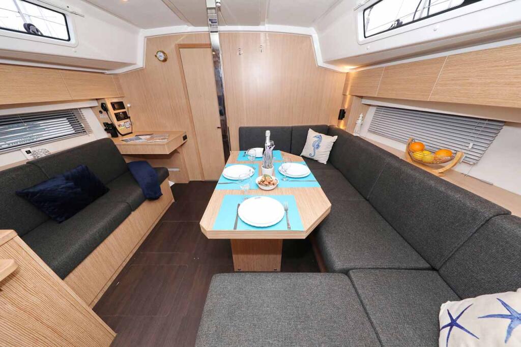 Sailing yacht 