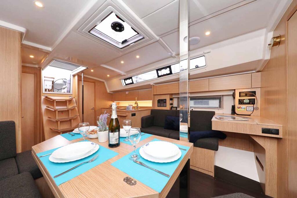 Sailing yacht 