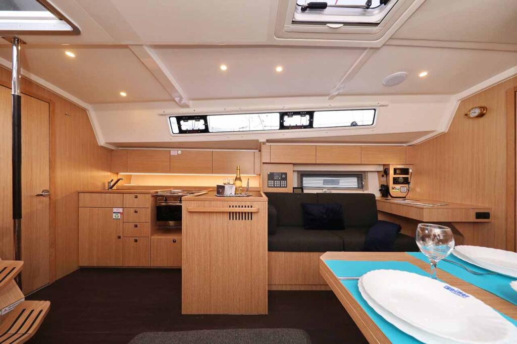 Sailing yacht 