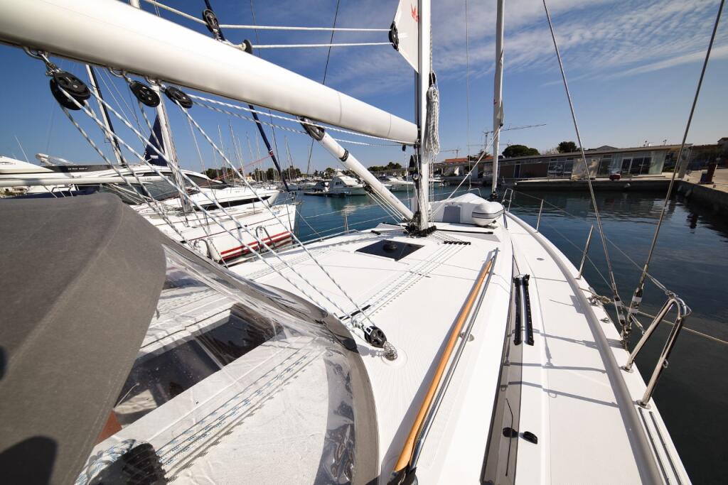 Sailing yacht 