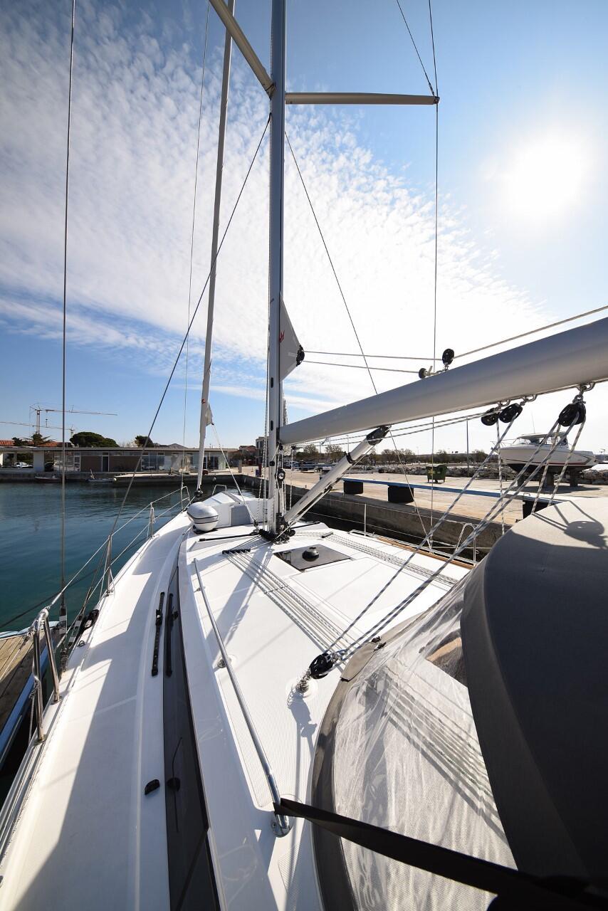 Sailing yacht 