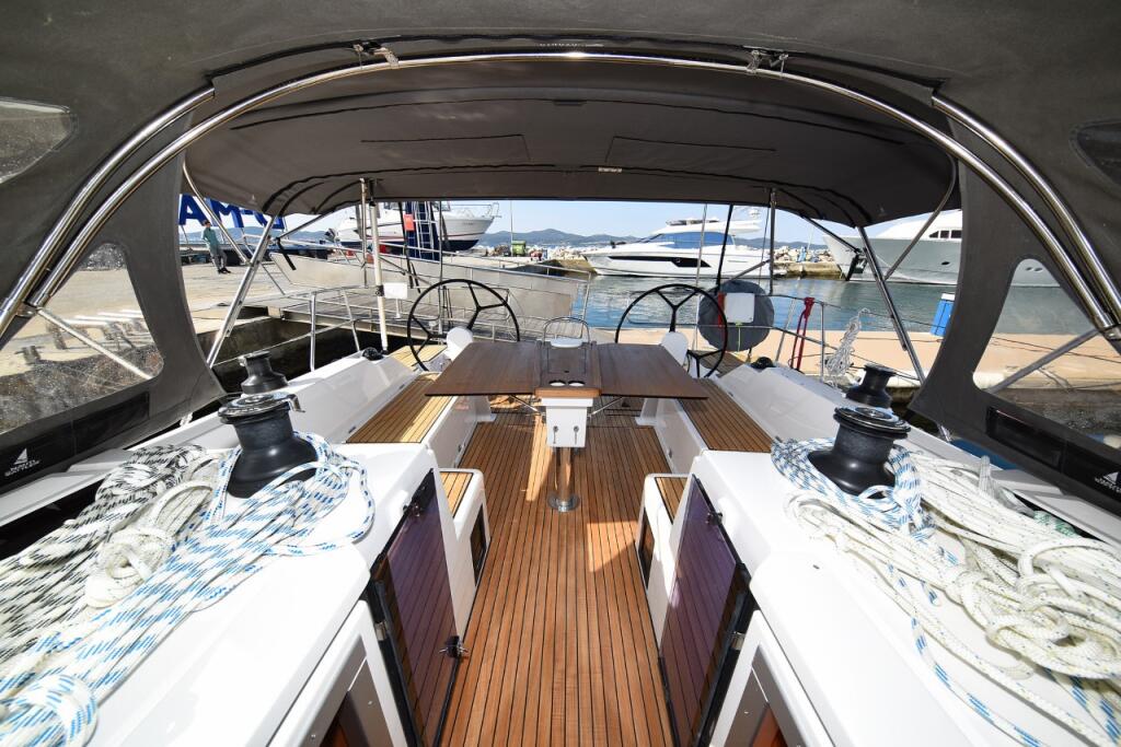 Sailing yacht 