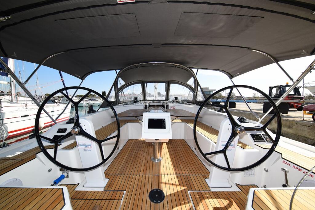 Sailing yacht 