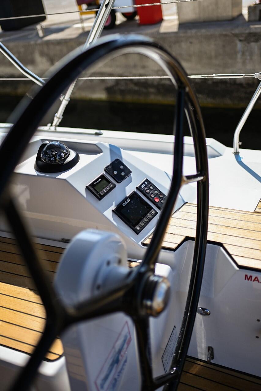 Sailing yacht 
