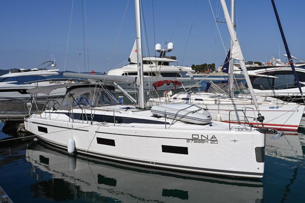 Sailing yacht 