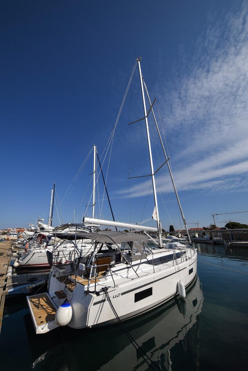 Sailing yacht 