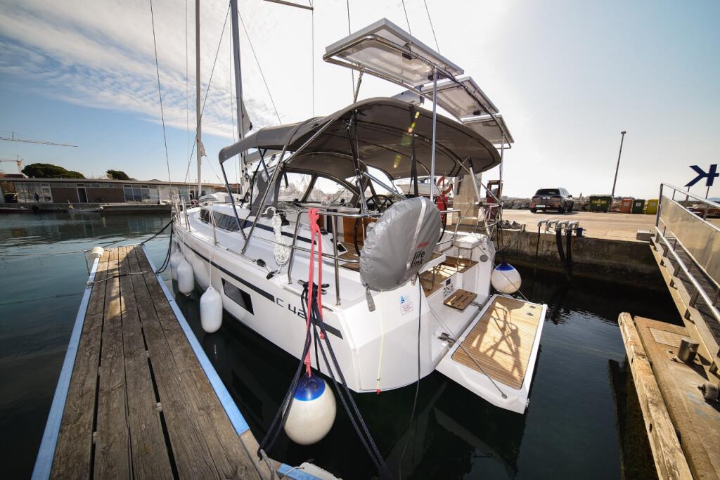 Sailing yacht 