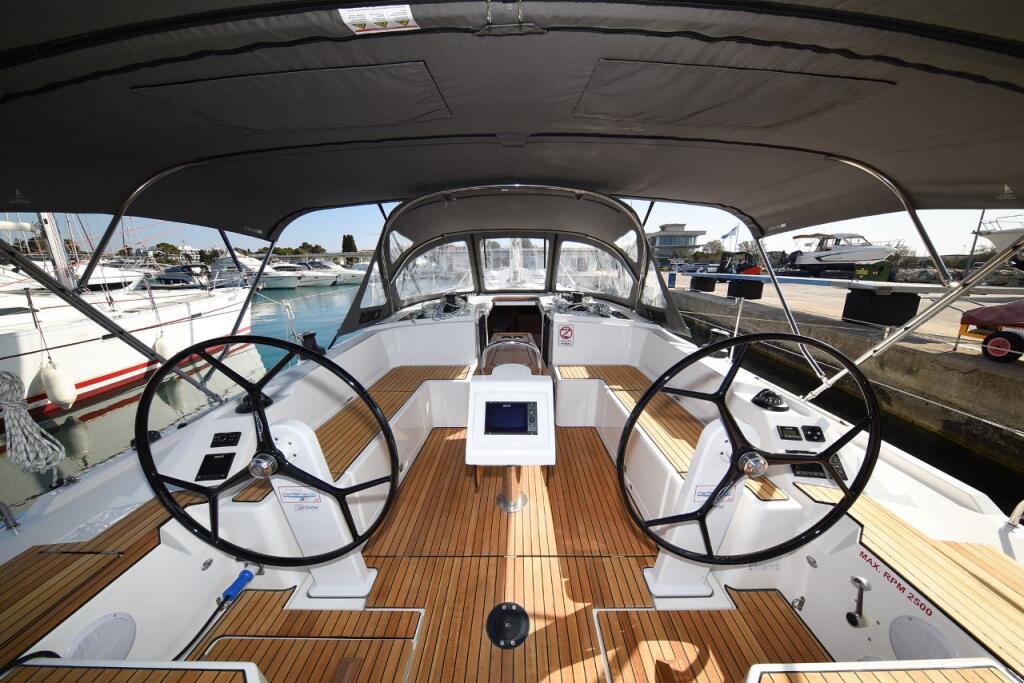 Sailing yacht 