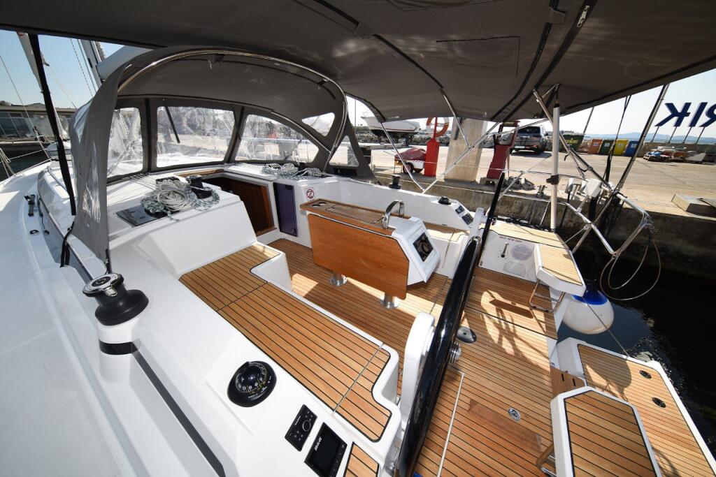 Sailing yacht 