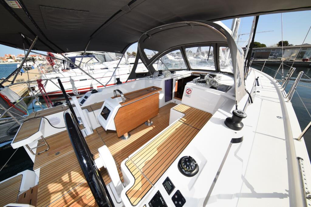 Sailing yacht 