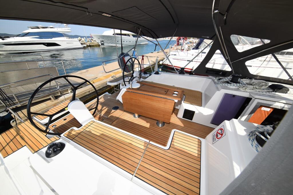 Sailing yacht 